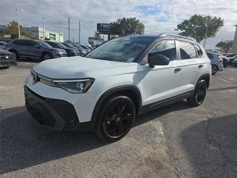 New 2026 Volkswagen Taos SE image 5