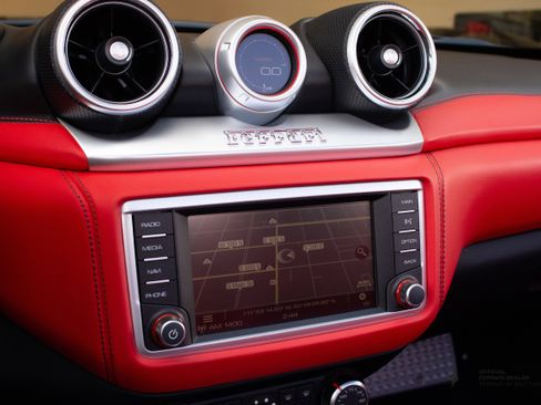 Certified 2015 Ferrari California T image 17