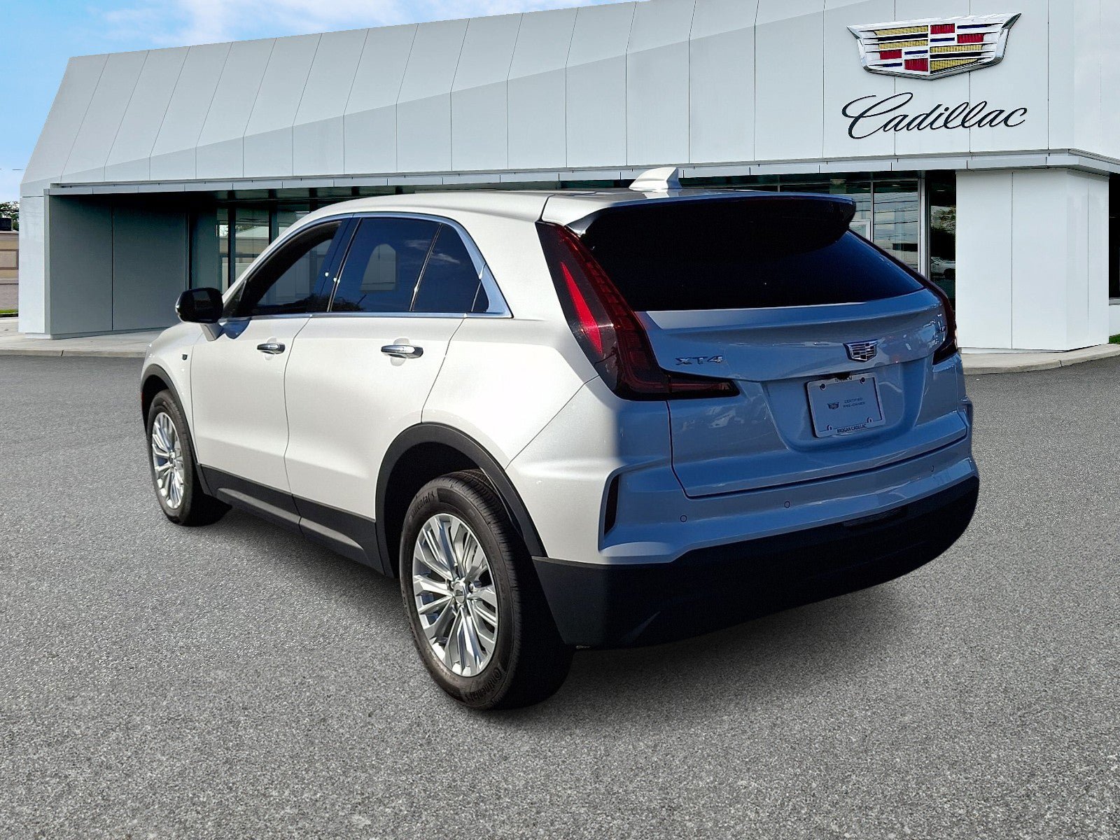 Used 2024 Cadillac XT4 Luxury w/ Cold Weather Package FWD image 6