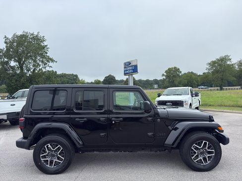 Used 2025 Jeep Wrangler Unlimited Sahara AWD/4WD image 4