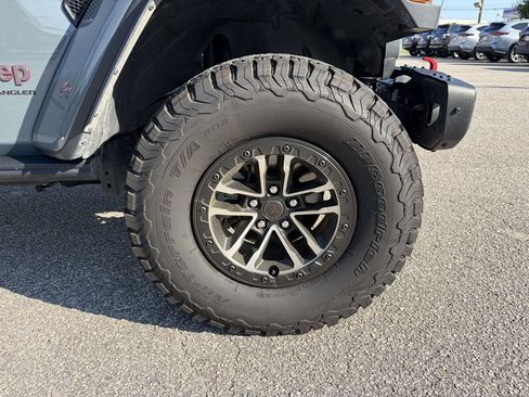 Used 2025 Jeep Wrangler Unlimited Rubicon AWD/4WD image 9