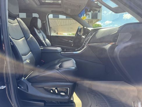 Used 2020 Cadillac Escalade ESV Luxury AWD/4WD image 28
