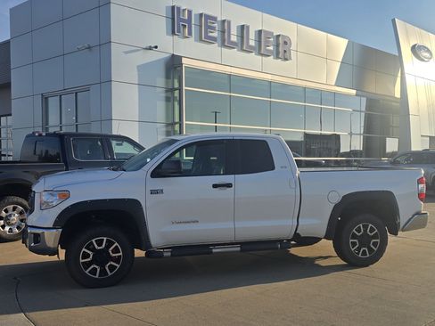 Used 2016 Toyota Tundra SR5 w/ SR5 Upgrade Package AWD/4WD image 3