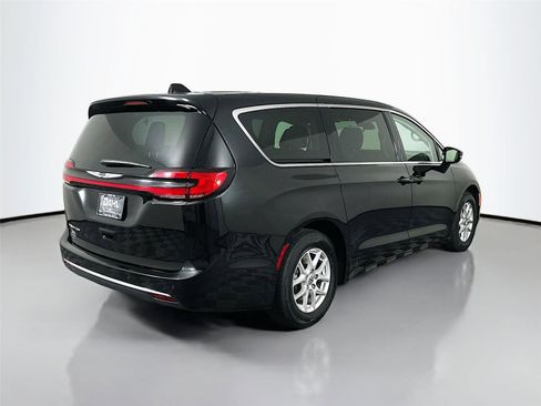 Used 2024 Chrysler Pacifica Touring-L image 13