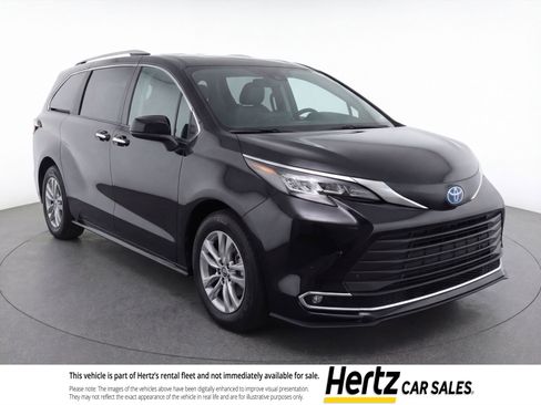 Used 2024 Toyota Sienna XLE image 1