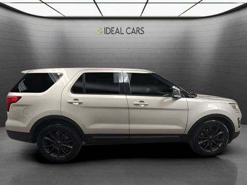 Used 2017 Ford Explorer XLT w/ Equipment Group 202A FWD image 4