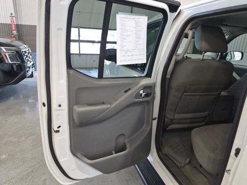 Used 2016 Nissan Frontier SV w/ SV Value Truck Package AWD/4WD image 18