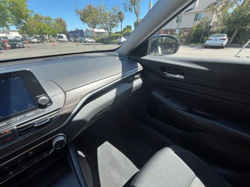 Used 2025 Nissan Altima 2.5 SV FWD image 35