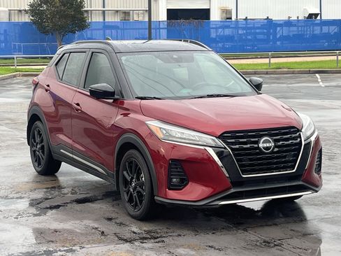 Used 2023 Nissan Kicks SR w/ SR Premium Package FWD image 3