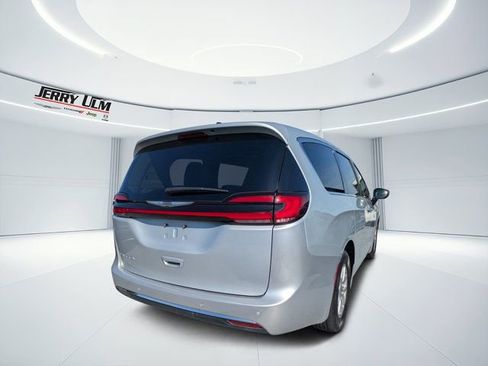 Used 2024 Chrysler Pacifica Touring-L image 2