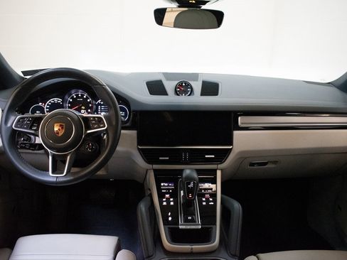 Certified 2023 Porsche Cayenne Platinum Edition image 24