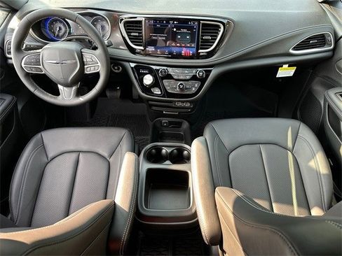 New 2025 Chrysler Pacifica Select image 16