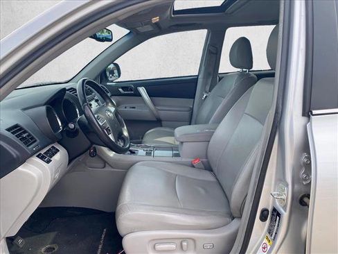 Used 2013 Toyota Highlander SE FWD image 23