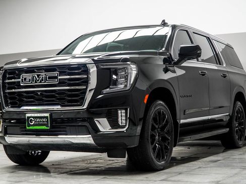 Used 2024 GMC Yukon XL SLT w/ SLT Premium Package image 7