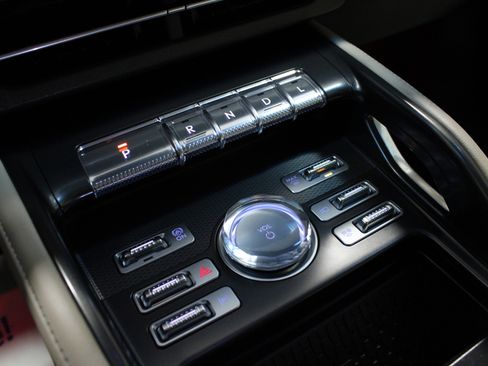 Used 2024 Lincoln Nautilus Premier image 24