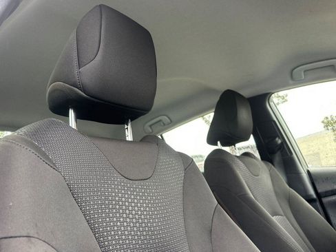 Used 2021 Toyota Prius LE image 17