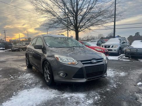 Used 2014 Ford Focus SE w/ Equipment Group 201A image 3