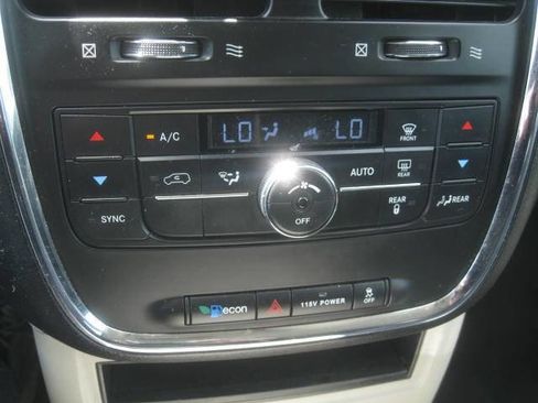 Used 2014 Chrysler Town & Country Touring FWD image 30