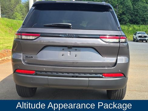 Used 2024 Jeep Grand Cherokee Altitude AWD/4WD image 4