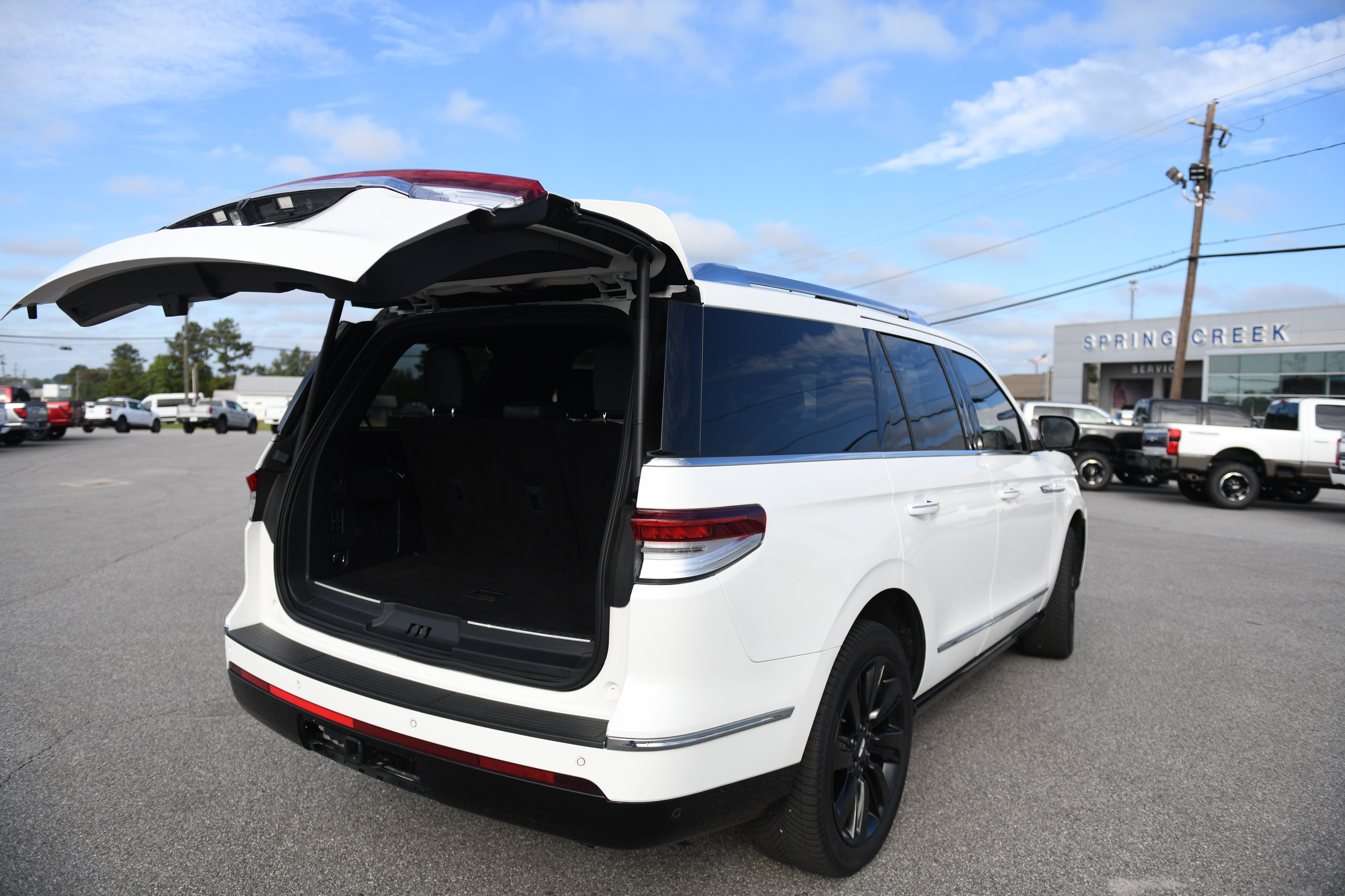 Used 2023 Lincoln Navigator Reserve w/ Monochromatic Package RWD image 12
