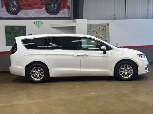 Used 2023 Chrysler Pacifica Touring-L FWD image 17