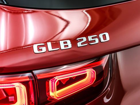 Used 2021 Mercedes-Benz GLB 250 4MATIC image 10