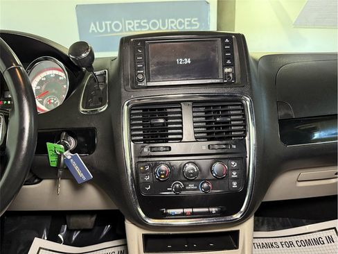 Used 2017 Dodge Grand Caravan SXT image 34