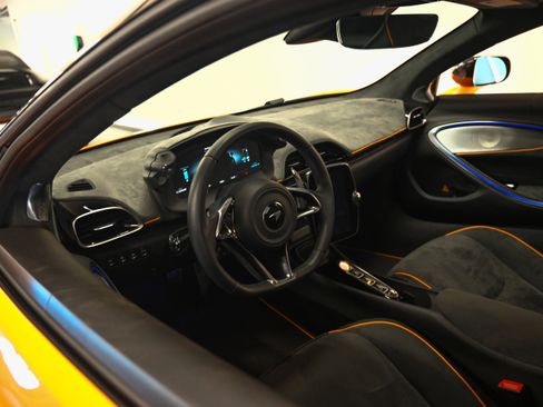 Used 2025 McLaren Artura RWD image 5