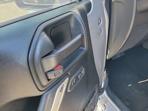 Used 2018 Jeep Wrangler Unlimited Sahara w/ Connectivity Group AWD/4WD image 16