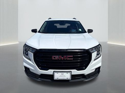 Used 2022 GMC Terrain SLT w/ Infotainment Package II AWD/4WD image 2
