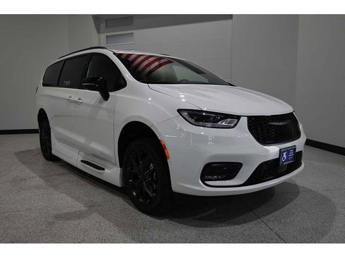 Used 2024 Chrysler Pacifica Touring-L w/ Uconnect Theater Family Group FWD image 3