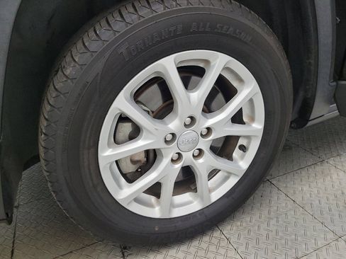 Used 2018 Jeep Cherokee Latitude w/ Safety Group image 31