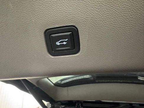 Used 2020 Chevrolet Traverse LT image 33