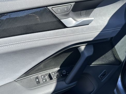 Used 2025 Volkswagen Tiguan SE image 17