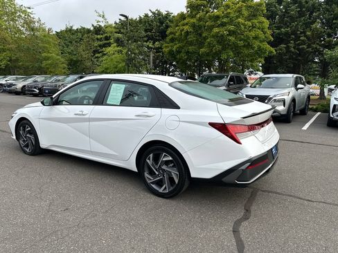 Certified 2025 Hyundai Elantra SEL FWD image 4