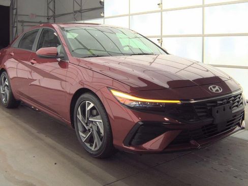 Used 2024 Hyundai Elantra SEL w/ Convenience Package image 3