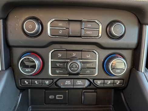 Used 2023 Chevrolet Suburban Premier image 32