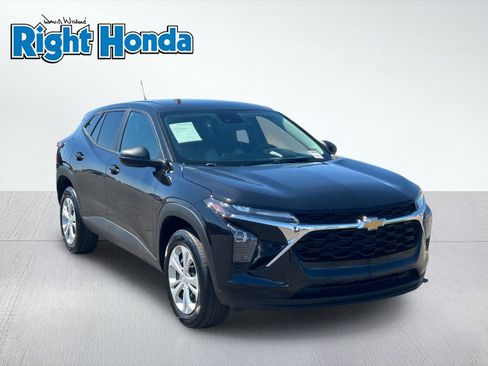 Used 2025 Chevrolet Trax LS FWD image 8