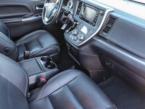 Used 2020 Toyota Sienna SE w/ Carpet Mat Package image 17