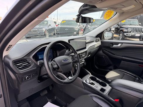 Used 2024 Ford Escape SE w/ Class II Trailer Tow Package image 17