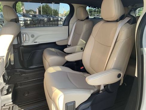 Used 2023 Toyota Sienna Limited FWD image 15