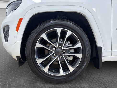 Used 2023 Jeep Grand Cherokee Overland w/ Luxury Tech Group IV AWD/4WD image 44