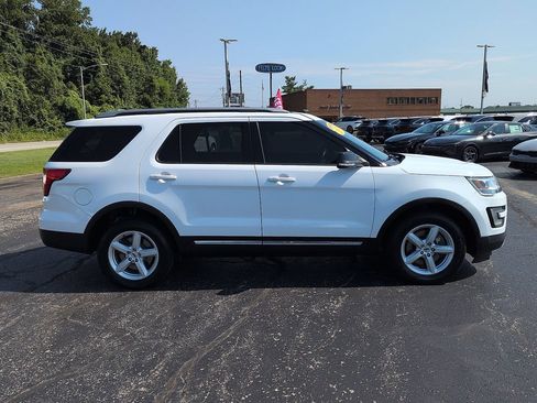 Used 2017 Ford Explorer XLT AWD/4WD image 2
