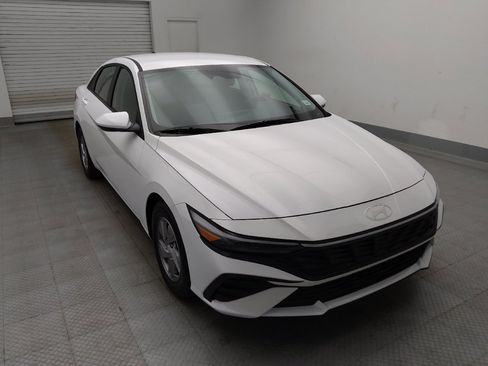 Used 2025 Hyundai Elantra SE FWD image 14