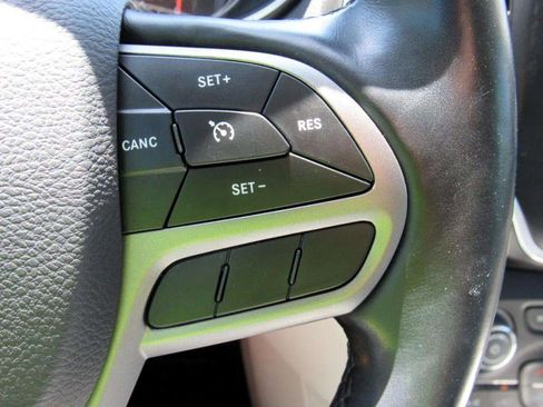 Used 2020 Jeep Cherokee Latitude Plus w/ Comfort/Convenience Group image 23