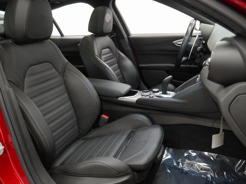 Used 2024 Alfa Romeo Giulia Veloce image 46