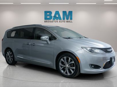 Used 2019 Chrysler Pacifica Limited w/ Tire & Wheel Group