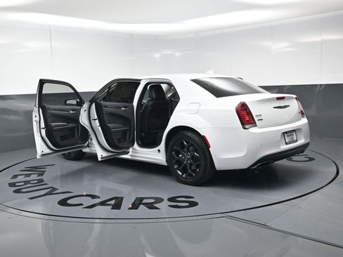 Used 2023 Chrysler 300 Touring L w/ Comfort Group image 27