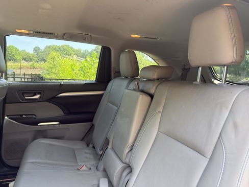 Used 2018 Toyota Highlander XLE AWD/4WD image 6