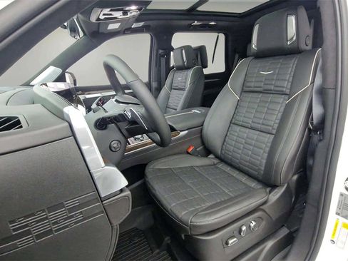 Used 2025 Cadillac Escalade Sport Platinum w/ LPO, ONYX Package image 28